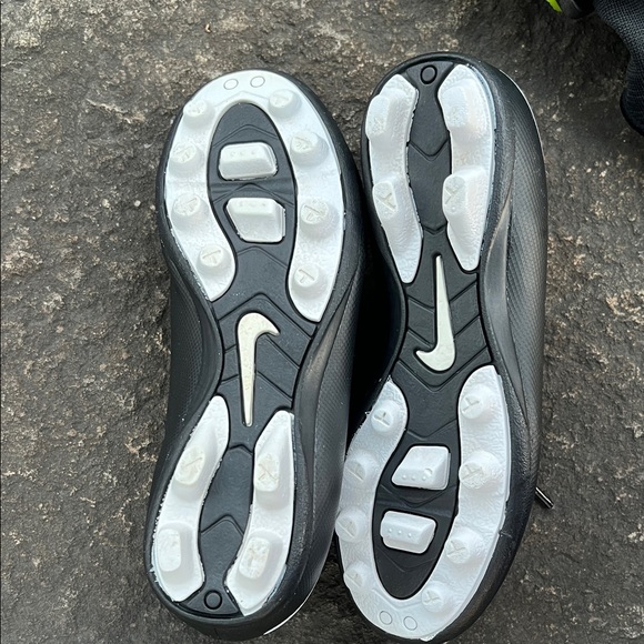 Nike Black and White Soccer Cleats + Umbro Shin Guards (Little Kid 13) - Picture 7 of 8